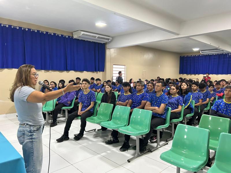 Campanha de combate à gravidez na adolescência leva orientação às escolas estaduais de Parintins