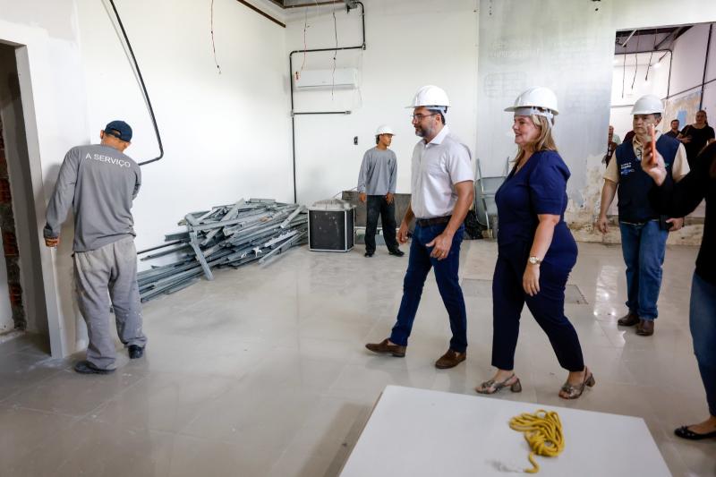 Wilson Lima vistoria obras da primeira Escola de Saúde Pública do Amazonas