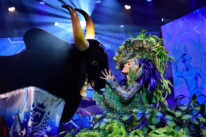 Caprichoso encanta o público no lançamento do 59º Festival de Parintins no Teatro Amazonas