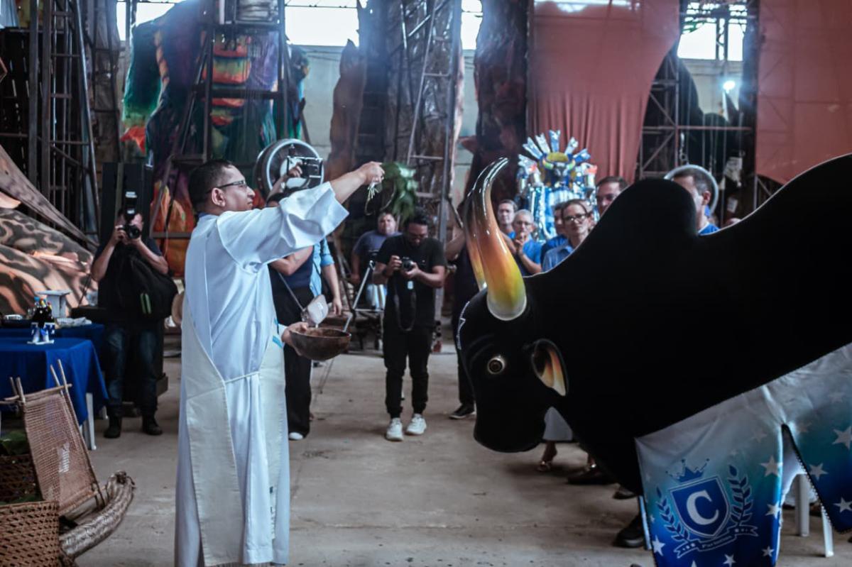 Caprichoso celebra missa e abre oficialmente os trabalhos nos galpões