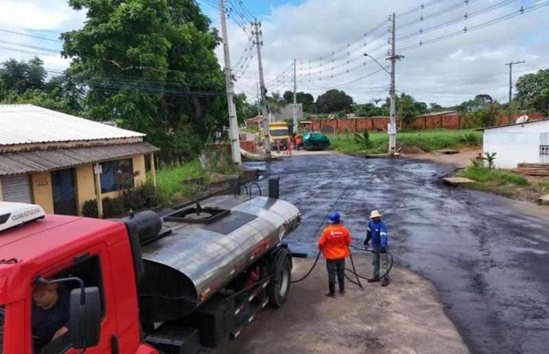 Após drenagem e terraplanagem, Prefeitura de Parintins inicia asfaltamento na Estrada Eduardo Braga com Massaranduba