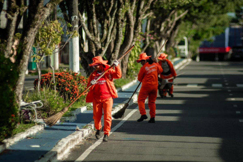 Ações de limpeza da Prefeitura de Parintins garantem mais qualidade de vida à população