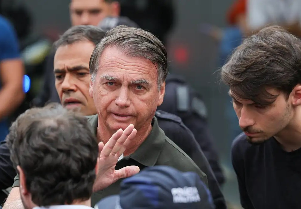 Alexandre de Moraes concede prisão domiciliar a Bolsonaro