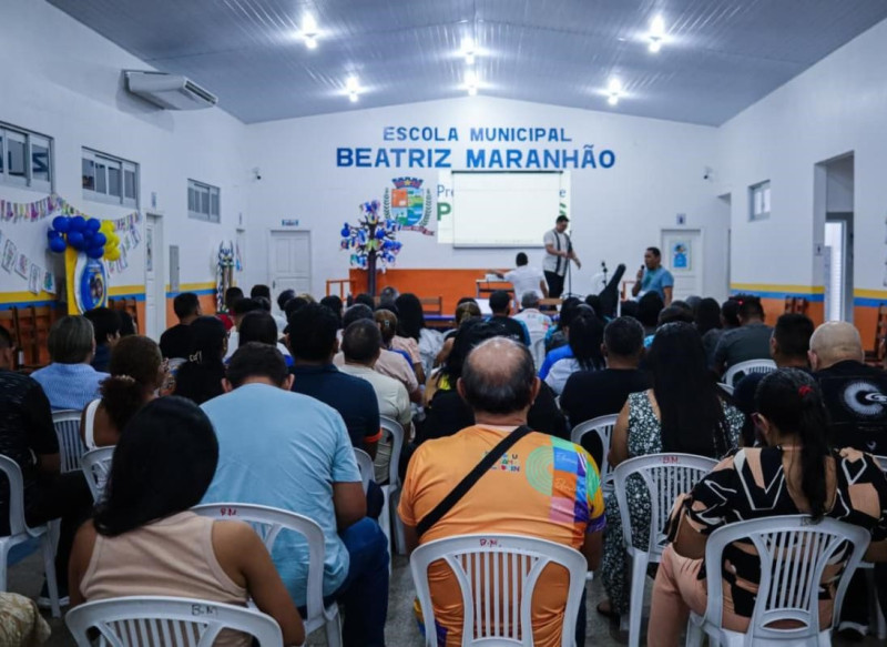 Em parceria com a UEA Parintins, Semed promove roda de conversa com professores da EJA