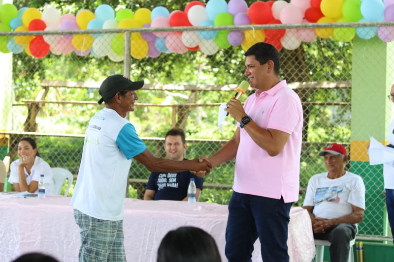 Bi Garcia destaca avanço na saúde ribeirinha durante entrega de ambulancha em Nova Olinda do Norte
