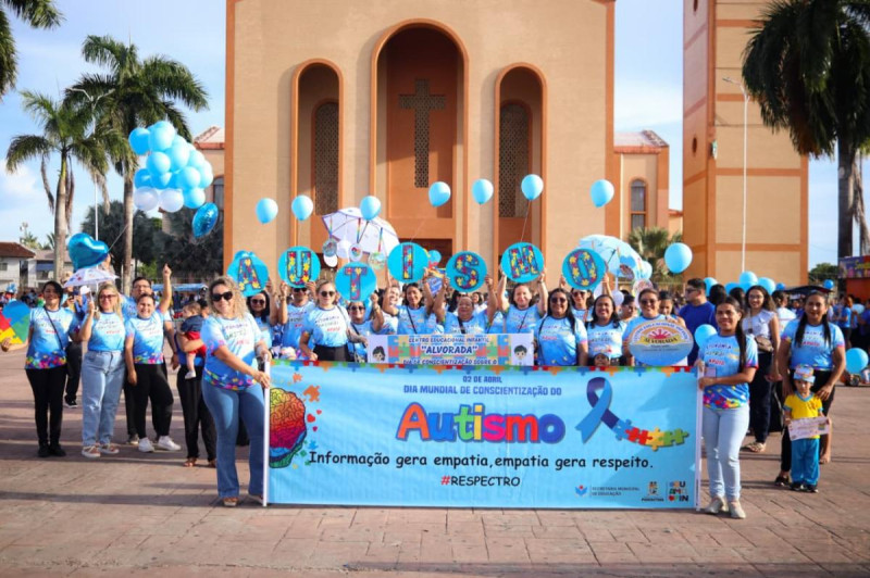 Crianças autistas da rede municipal de educação participam de Caminhada da Inclusão promovida pela Prefeitura de Parintins