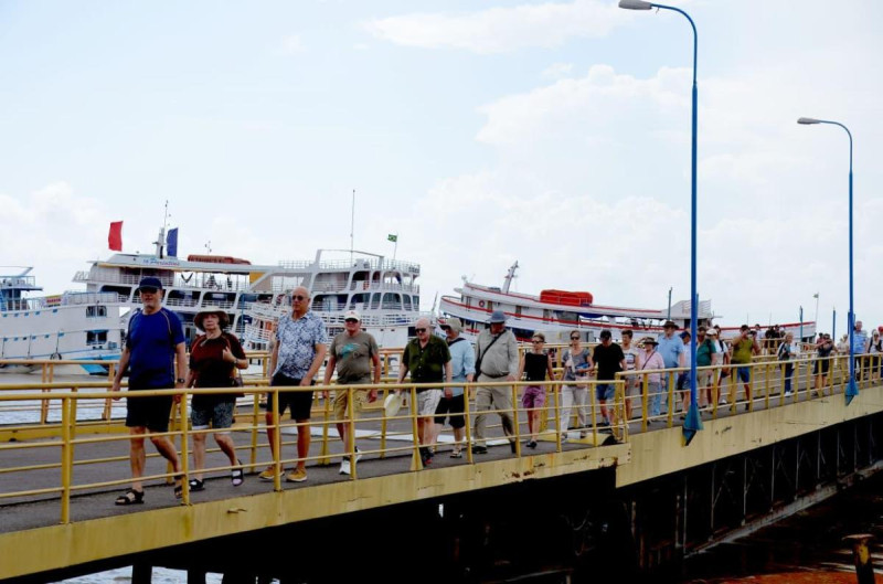 Navio Hanseatic Spirit encerra temporada de cruzeiros 2025/2026 com impacto positivo na economia de Parintins