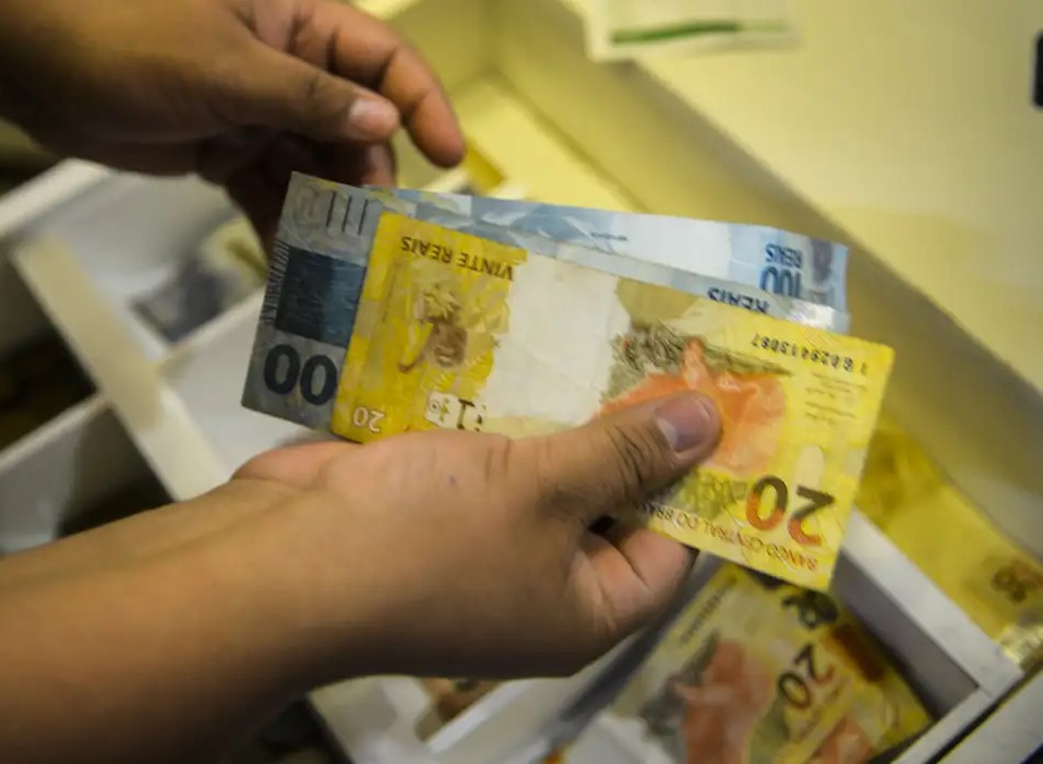 Governo propõe salário mínimo de R$ 1.717 em 2027