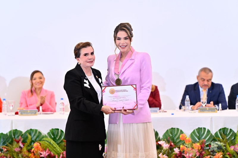 Primeira-dama Thaisa Cidade recebe honraria do TCE-AM em reconhecimento à atuação em favor das mulheres