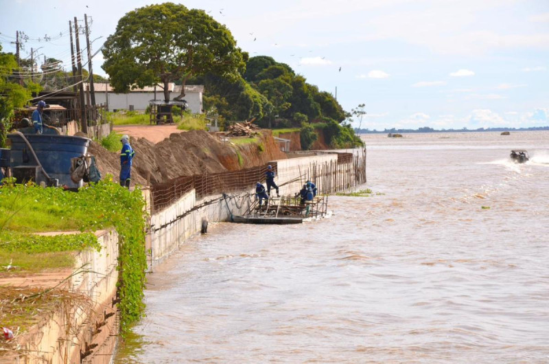 Prefeitura intensifica construção de muro de contenção na orla de Parintins