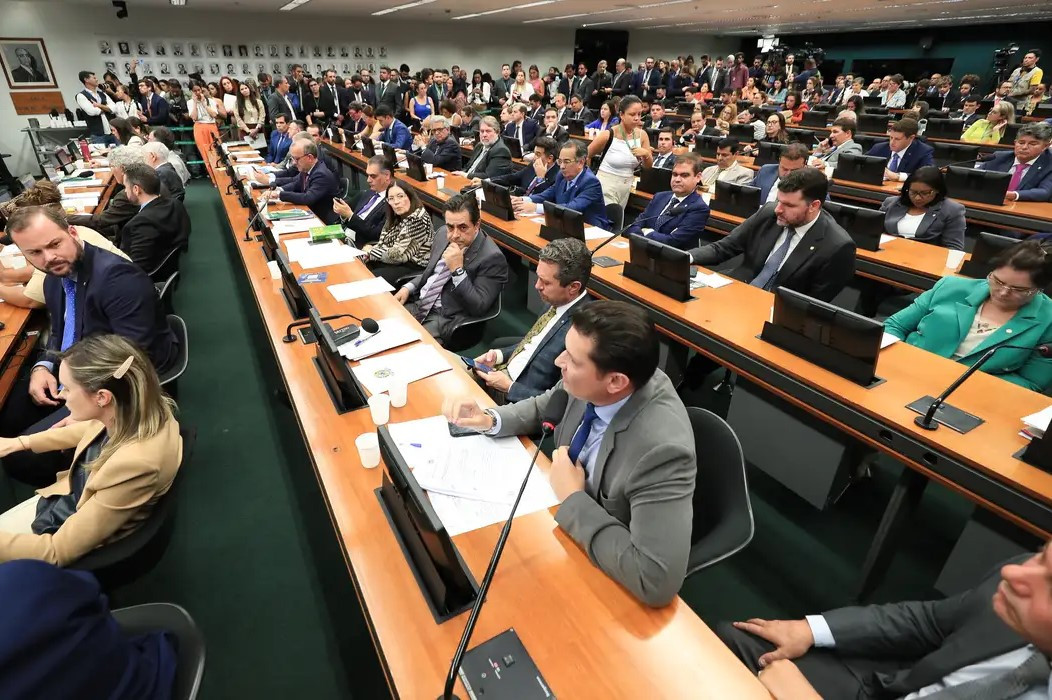 CCJ da Câmara retoma análise do fim da escala 6x1 nesta quarta