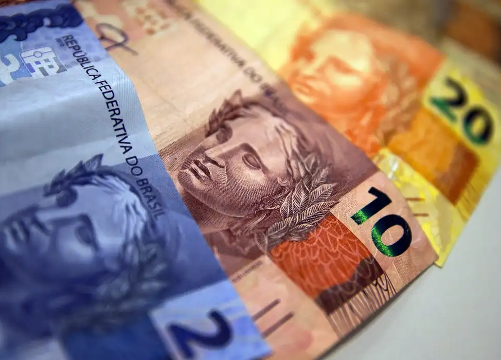 Aposentados e pensionistas do INSS começam a receber 13º nesta sexta