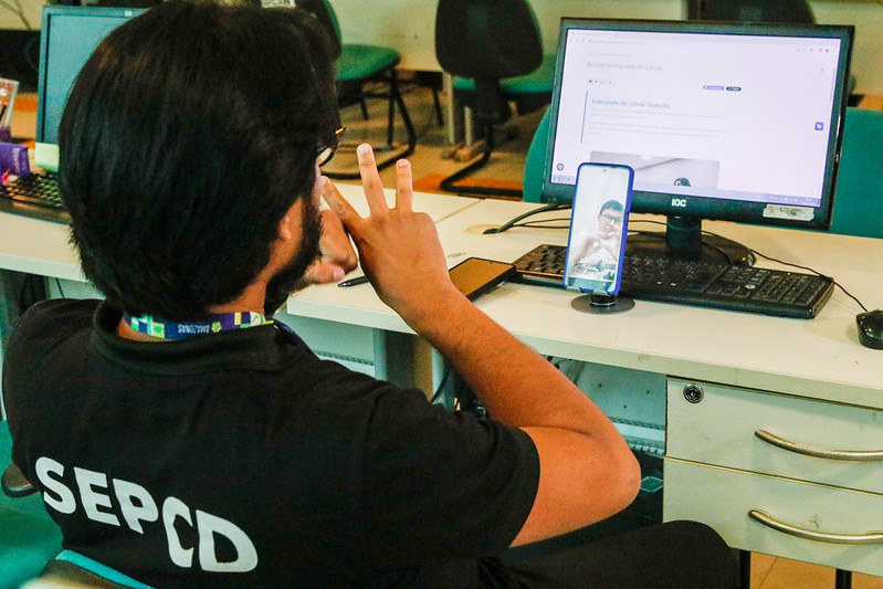 Dia Nacional da Libras: Amazonas amplia inclusão com ensino bilíngue e serviços de acessibilidade