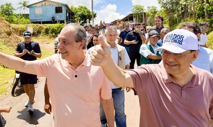 Omar Aziz participa de entrega de novos terminais pesqueiros em Itacoatiara ao lado de Eduardo Braga