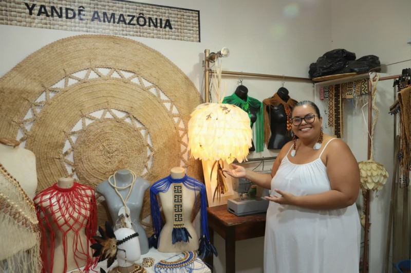 Artesã Regiane Lima coloca Parintins, pela primeira vez, no circuito do Fashion Revolution