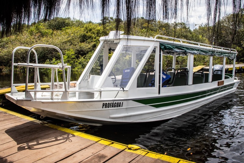 Sema entrega lancha à UEA para apoiar elaboração do Plano de Bacia do Rio Tarumã-Açu