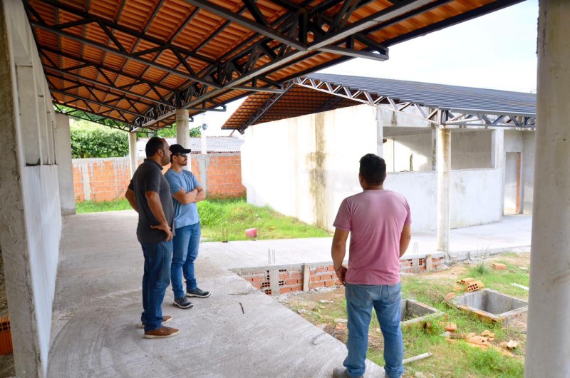 Prefeitura intensifica obras na educação com construção de escola no Paulo Corrêa