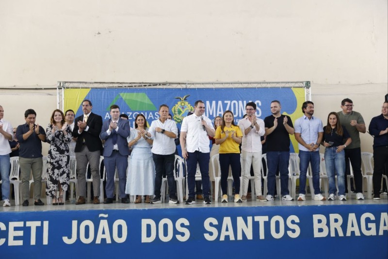 Governador Roberto Cidade entrega 800 títulos definitivos na zona norte e fortalece a política de regularização fundiária no Amazonas