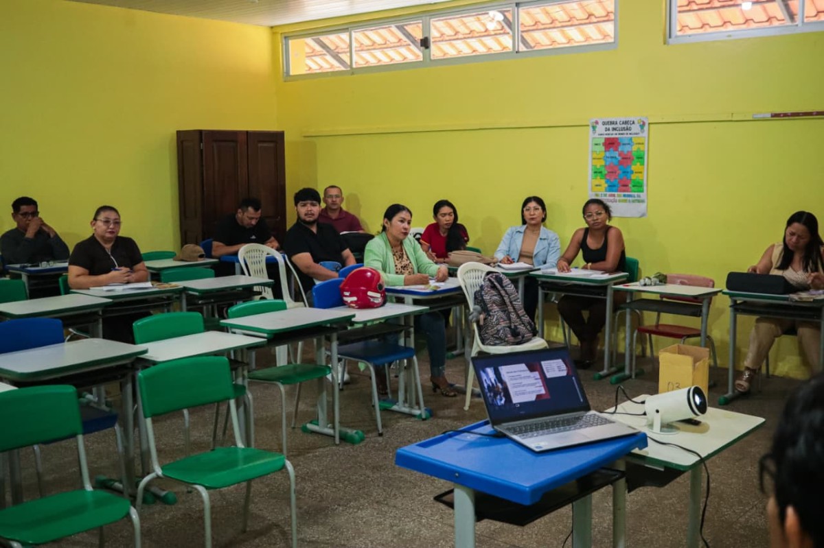 Professores de História participam de capacitação promovida pela Semed