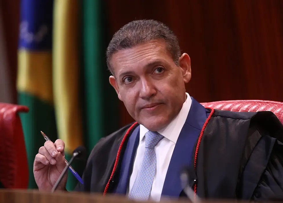 Nunes Marques toma posse na presidência do TSE e vai comandar eleições