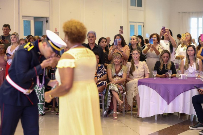 Durante baile 'Rosas de Maio', primeira-dama Thaisa Cidade destaca a importância do trabalho social do Estado no acolhimento e qualidade de vida das mulheres participantes