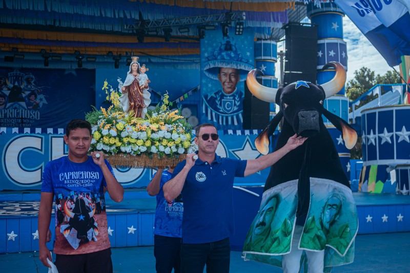 Entre arte e devoção, Boi Caprichoso recebe imagem peregrina de Nossa Senhora do Carmo