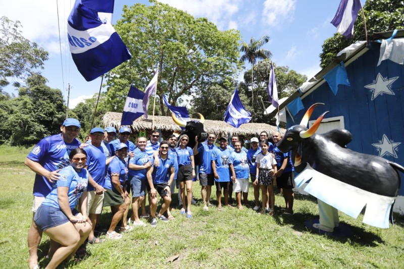 Presidente Rossy Amoedo entrega réplica do Boi Caprichoso e marca o Parananema como território azulado