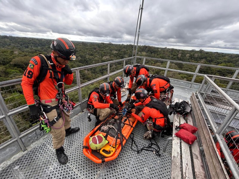 Treinamento do Corpo de Bombeiros simula resgate de vítima na Torre do Musa