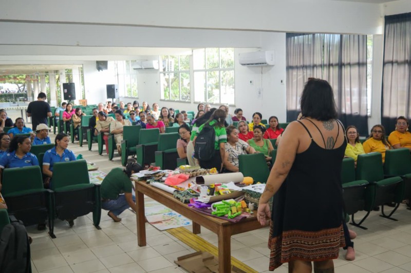 Professores da rede municipal participam de formação sobre experiências artísticas na infância