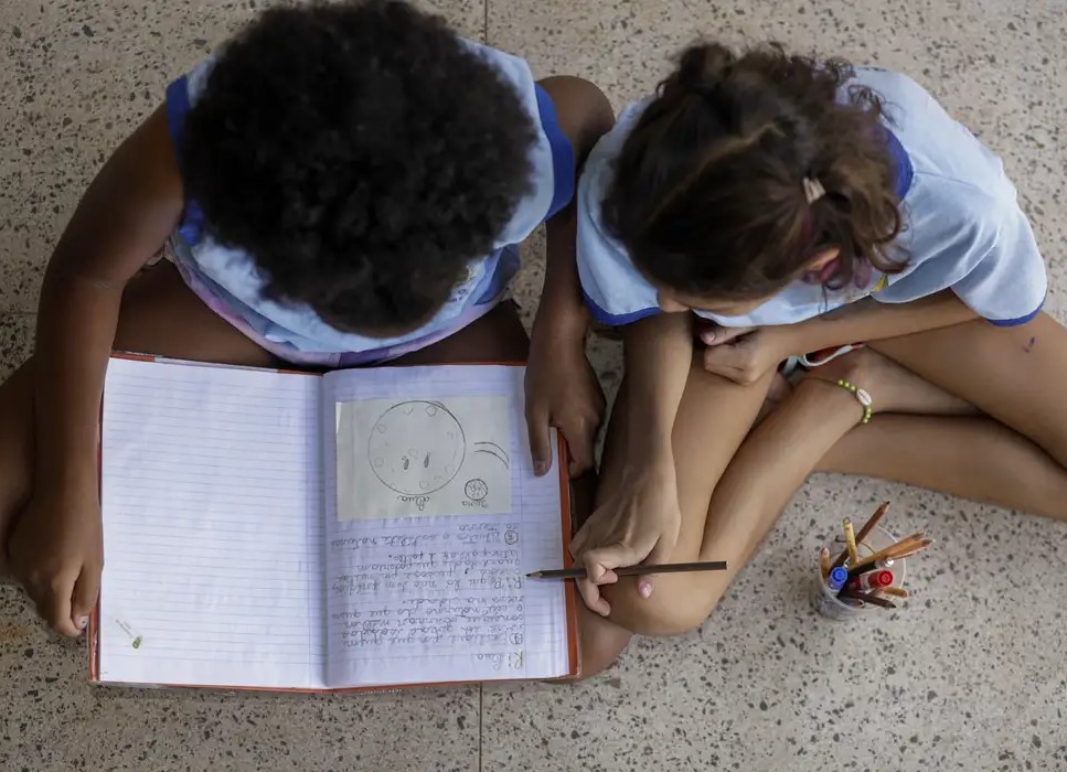 Metade dos estudantes não vê debate antirracista na escola, diz estudo