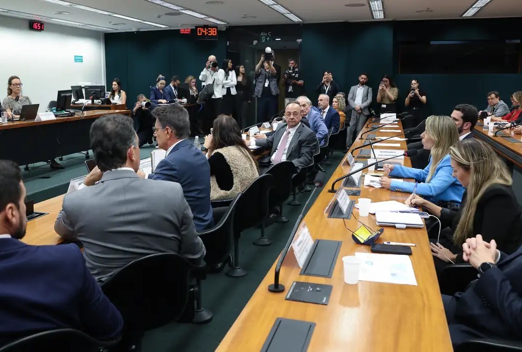 Pedido de vista adia votação da PEC do fim da escala 6X1