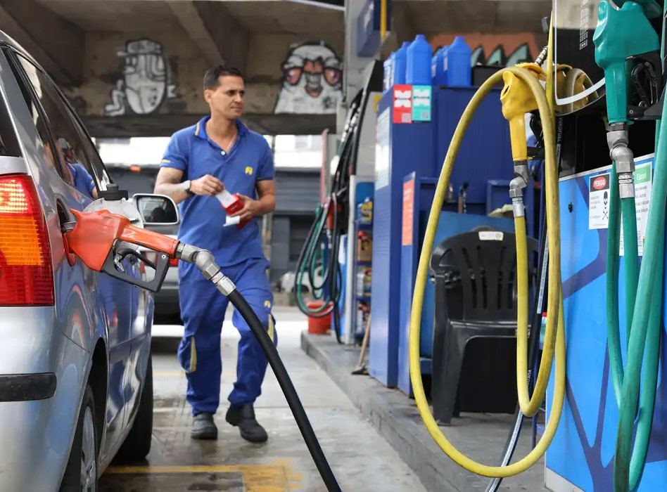 Governo fixa subvenção à gasolina em R$ 0,44 por litro