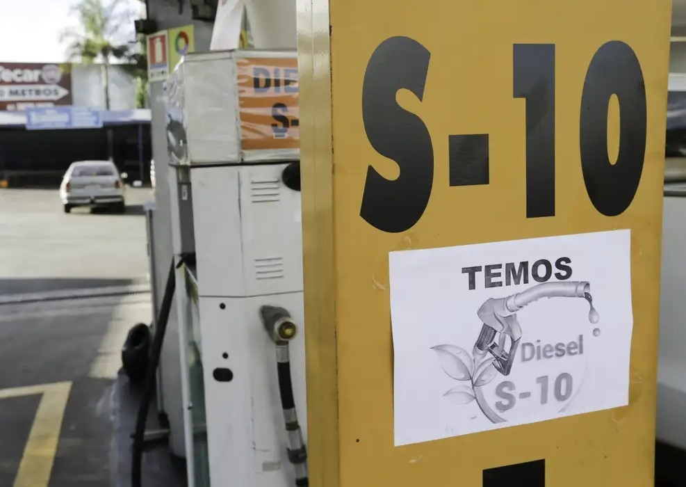 Petrobras ajusta preços do diesel para R$ 1,12