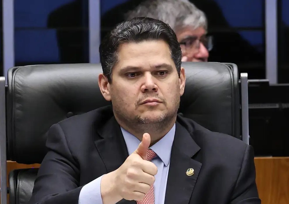 Alcolumbre sugere 'melhorar' 6x1 e quer passar PEC por comissões