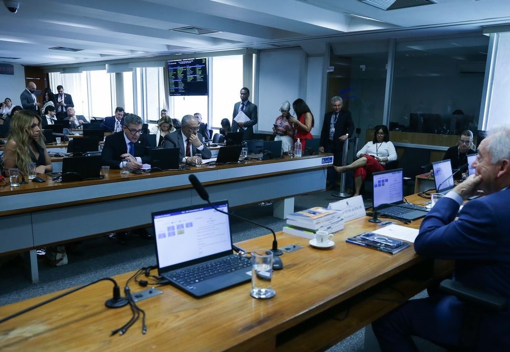 Senadores discutem ritmo de tramitação da PEC do fim da escala 6x1