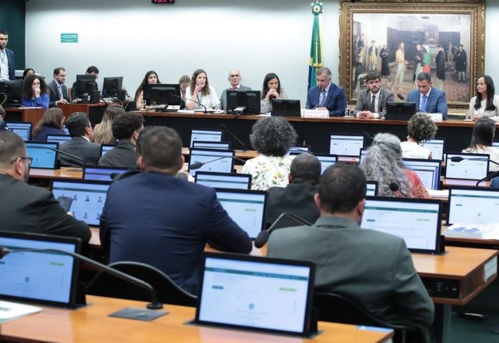 Deputados votam redução da maioridade penal em comissão