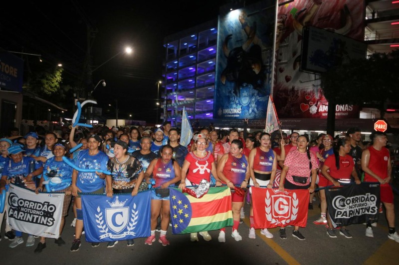 Corridão leva as cores azul e vermelho às ruas de Parintins na contagem regressiva do Festival