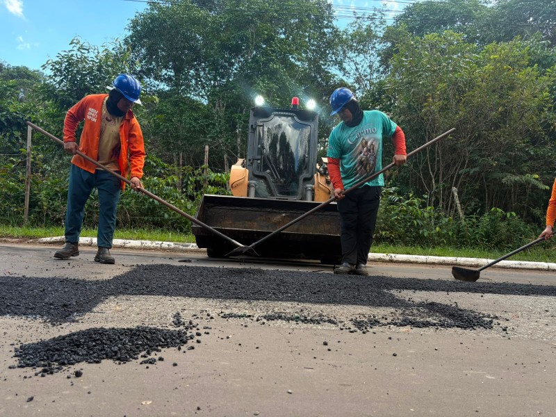 Operação tapa-buracos avança por bairros e chega à Estrada do Contorno em Parintins