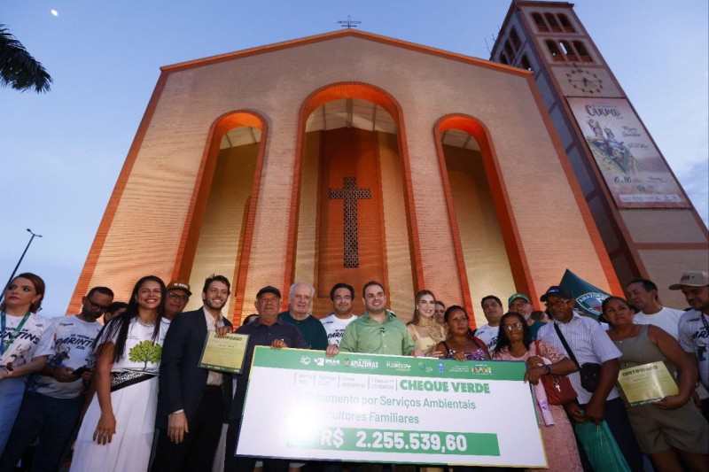 Em Parintins, Roberto Cidade entrega R$ 2,2 milhões a produtores rurais por conservação da floresta