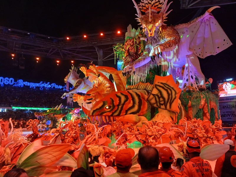 Com “Parintins, Portal do Encantamento”, Garantido encerra a primeira noite de apresentação no Bumbódromo
