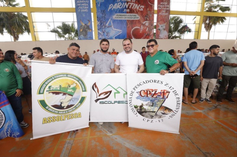Em Parintins, Governador Roberto Cidade entrega 28 toneladas de alimentos arrecadados na Festa dos Visitantes