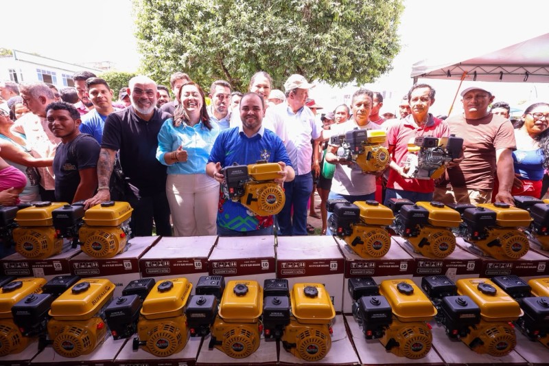 Em Maués, governador Roberto Cidade entrega implementos agrícolas, kits para mototaxistas e reforça convênio para obras de pavimentação do município