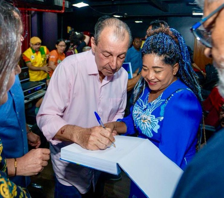 Omar Aziz mostra força política em lançamento de plano para saúde, segurança e assistência social