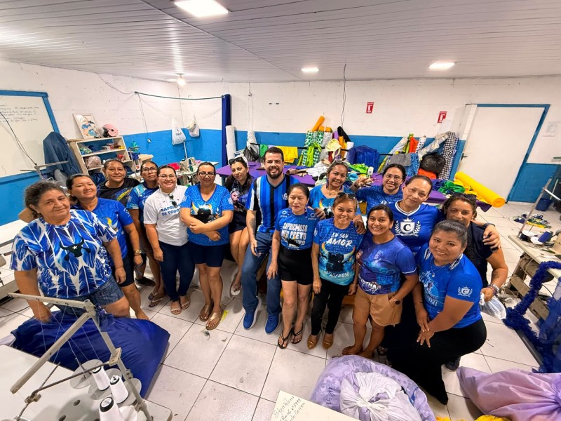 Em encontro com costureiras do Boi Caprichoso, Diego Mascarenhas apresenta proposta para modernizar espaço de trabalho