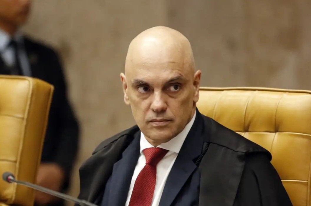 Moraes suspende visitas de Flávio a Bolsonaro na prisão domiciliar