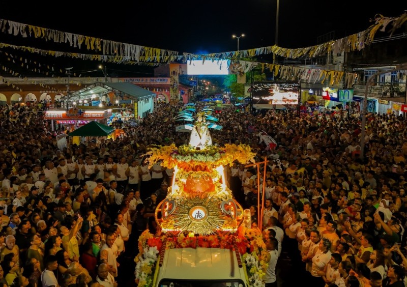 Fé move milhares de fiéis na procissão de Nossa Senhora do Carmo