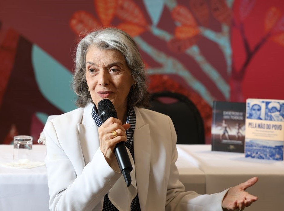 Democracia está nas mãos do povo, não em palácios, diz Cármen Lúcia
