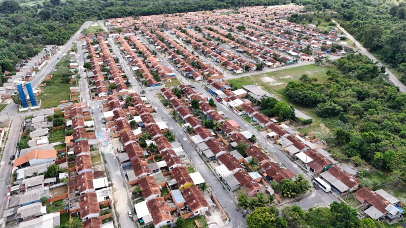 Mateus Assayag assina termo que transfere Residencial Parintins ao município e garante moradia para cerca de 1.500 famílias