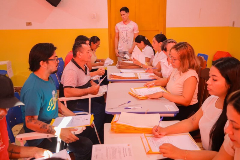 Semed Parintins recebe documentação de servidores que atuarão nas escolas de várzea