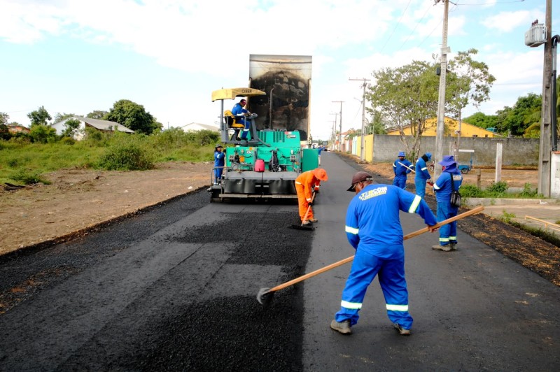 Prefeitura de Parintins inicia asfaltamento no Pascoal Alaggio e transforma compromisso em realidade